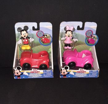 Mickey et Minnie avec leur véhicule