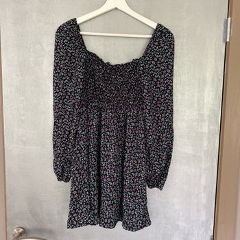 Robe noire avec imprimé fleuri mauve et turquoise taille S