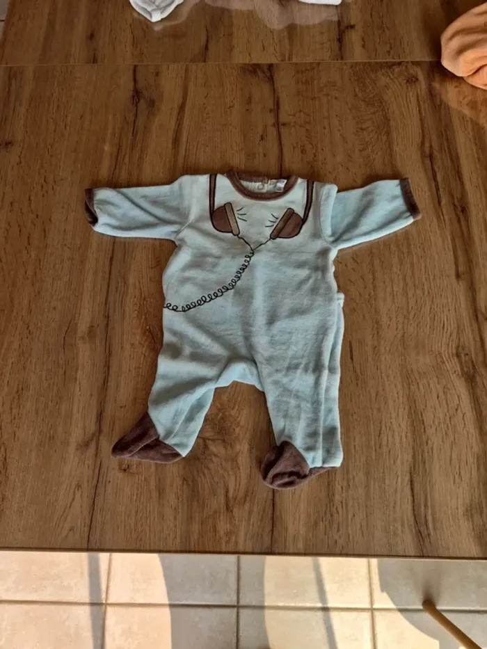 Lot - 2 bodies  + 3 pyjamas - 1 mois - photo numéro 3