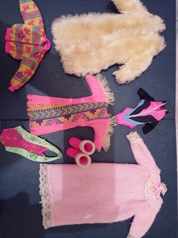 Vêtements pour poupée barbie.