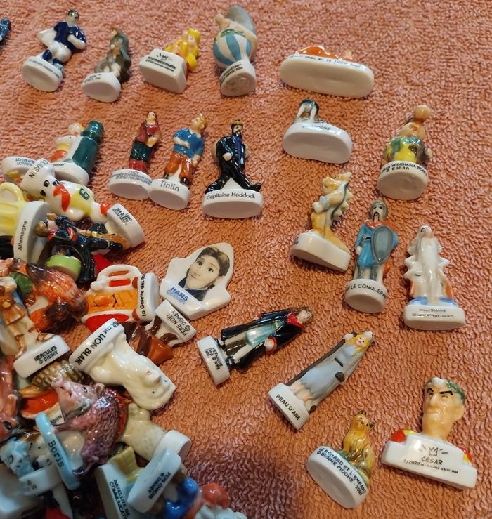 lot n°2 de 200 fèves Disney Asterix Looney Tunes Harry Potter Avatar Tintin Seigneur des anneaux et