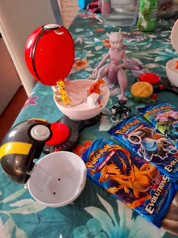 Magnifique lot de pokeball toupie avec figurine et cartes pokemon non officiel - photo numéro 4