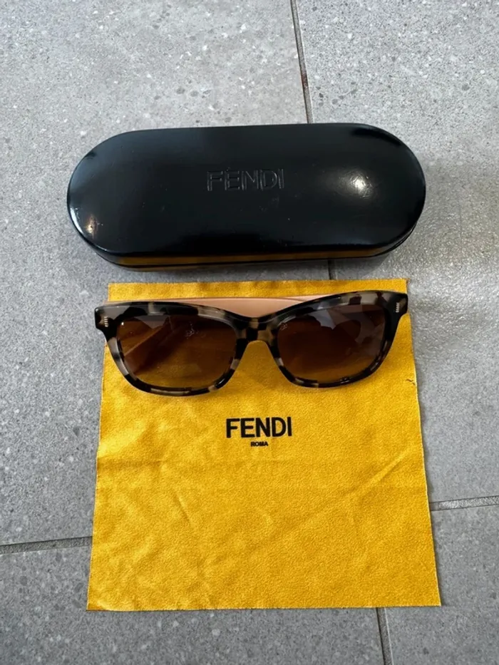 Lunettes de soleil Fendi, ref : FF0086/S, très bon état