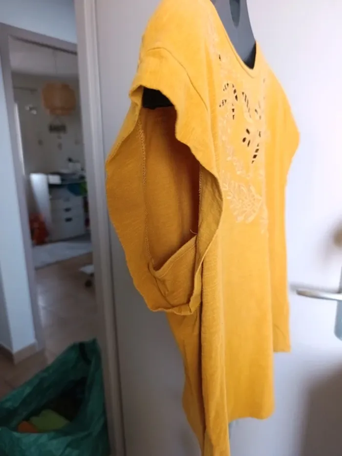 T-shirt couleur moutarde - photo numéro 5