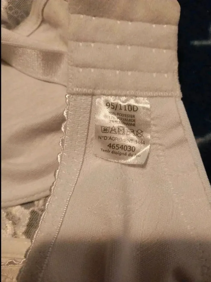 Soutien-gorge avec armature 95D très bon état - photo numéro 6