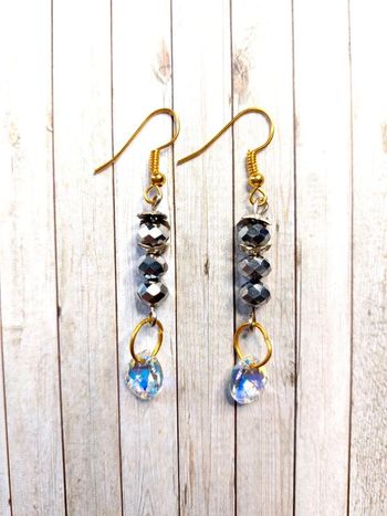 Magnifique paire de boucles d'oreilles pendantes en perles avec strass