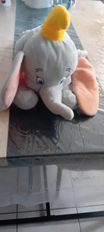 Superbe peluche dumbo couché en très bon état