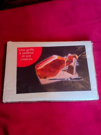 Une griffe à jambon et son couteau neufs