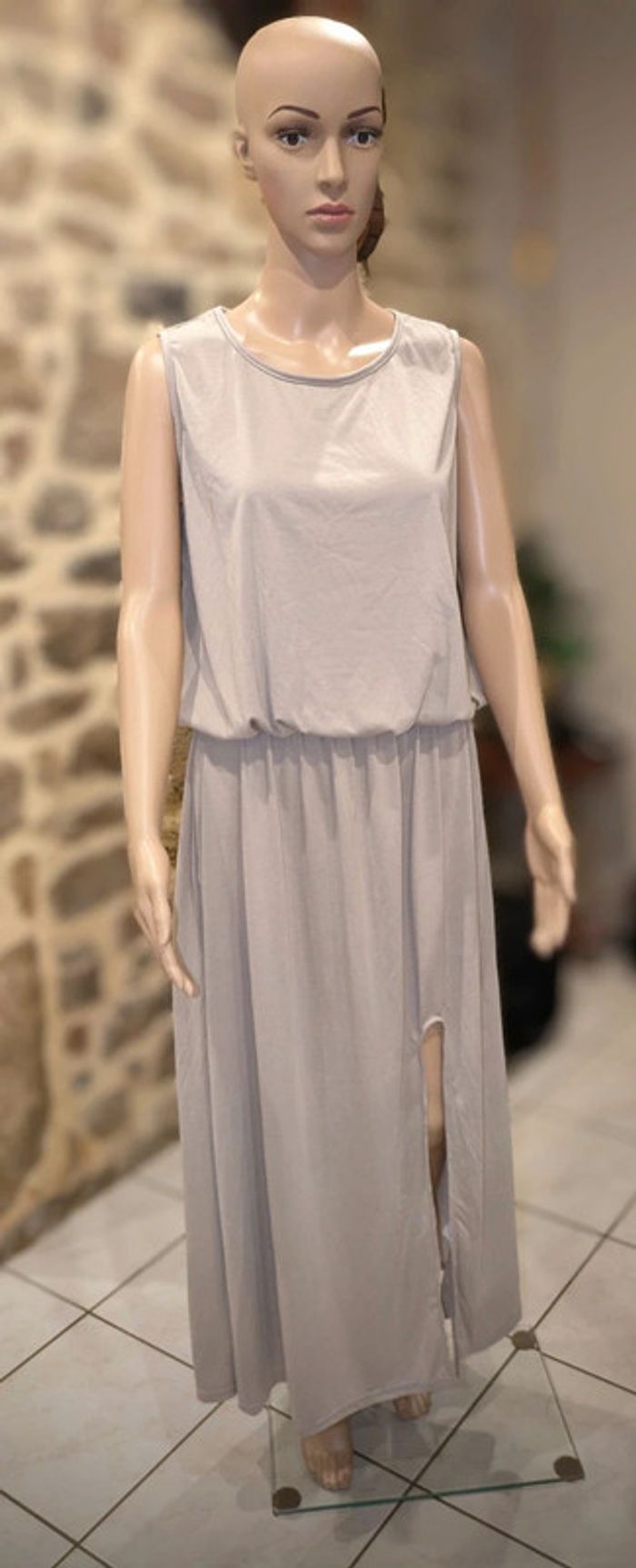 Robe taupe sans manches taille bouffante élastique
