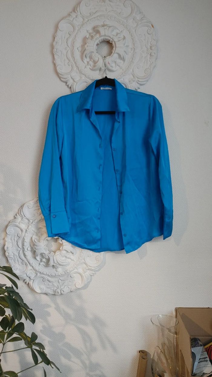 Chemise en satin bleu - photo numéro 3