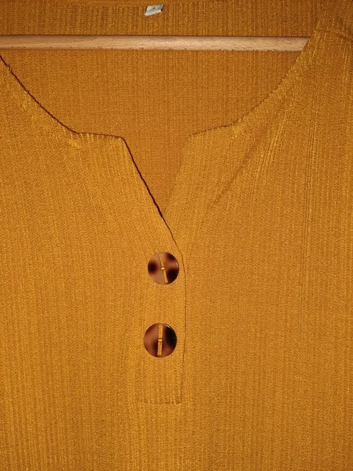 Haut femme moutarde comme neuf 50/52 T6 tbe étiquette coupée - photo numéro 2