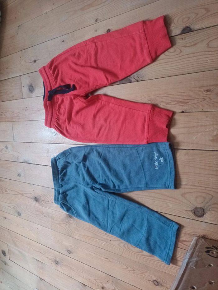 Deux pantalons de sport