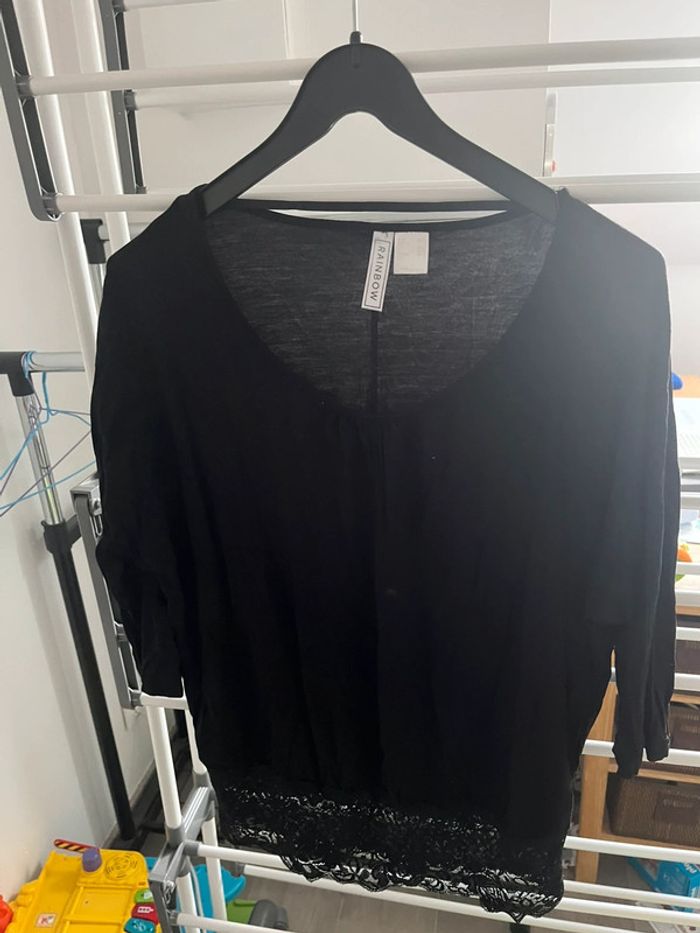 Haut noir à dentelle