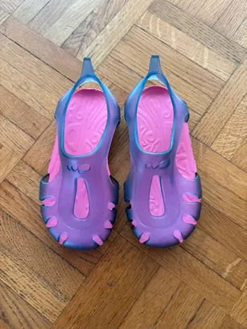 Sandales de mer / piscine Nabaiji 24 parfait état