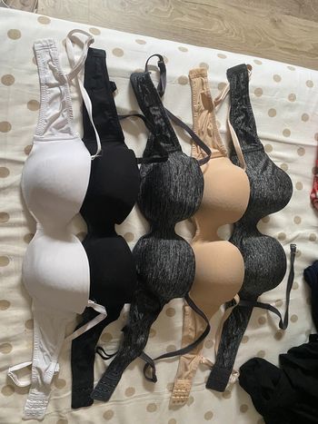 lot de cinq Soutien-gorge 90 B forme bandeau bretelles, détachables.