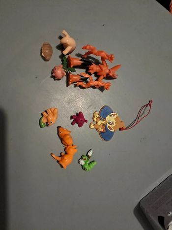 Petit lot de figurines pokemon et les 4 autres je ne sais pas