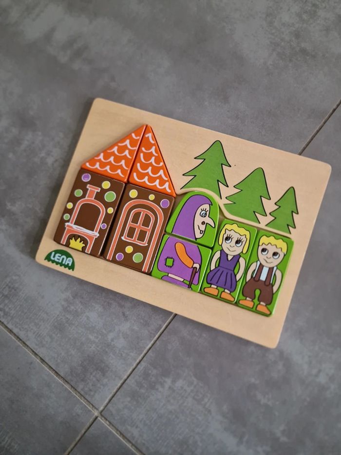 Joli puzzle en bois coloré