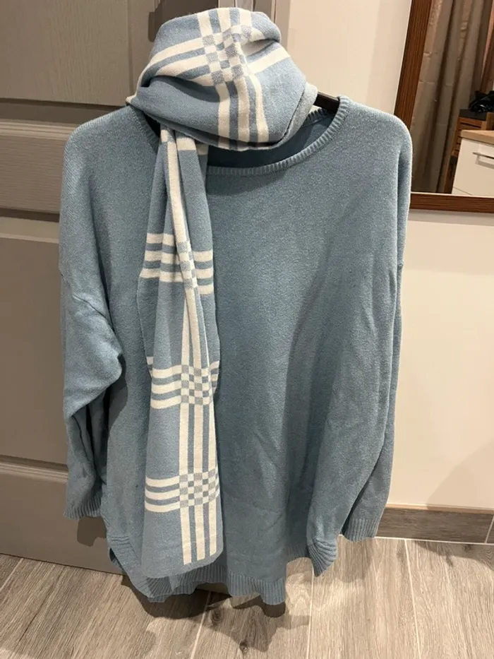 Pull + écharpe à carreaux