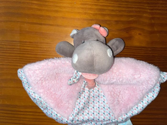 Zoé doudou, plat hippopotame, baby nat rose