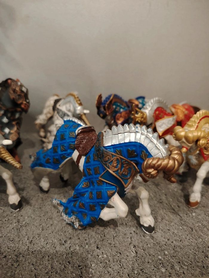 Lot figurines papo chevaux médiévaux maîtres des armes + dragon - photo numéro 3