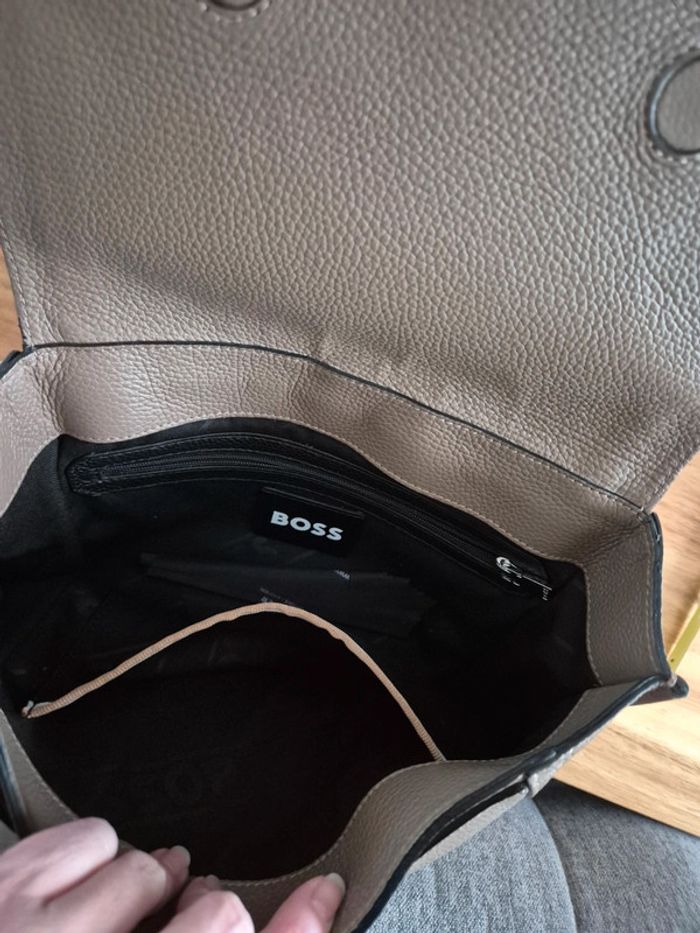 Sac bandoulière Boss en cuir en parfait état - photo numéro 11