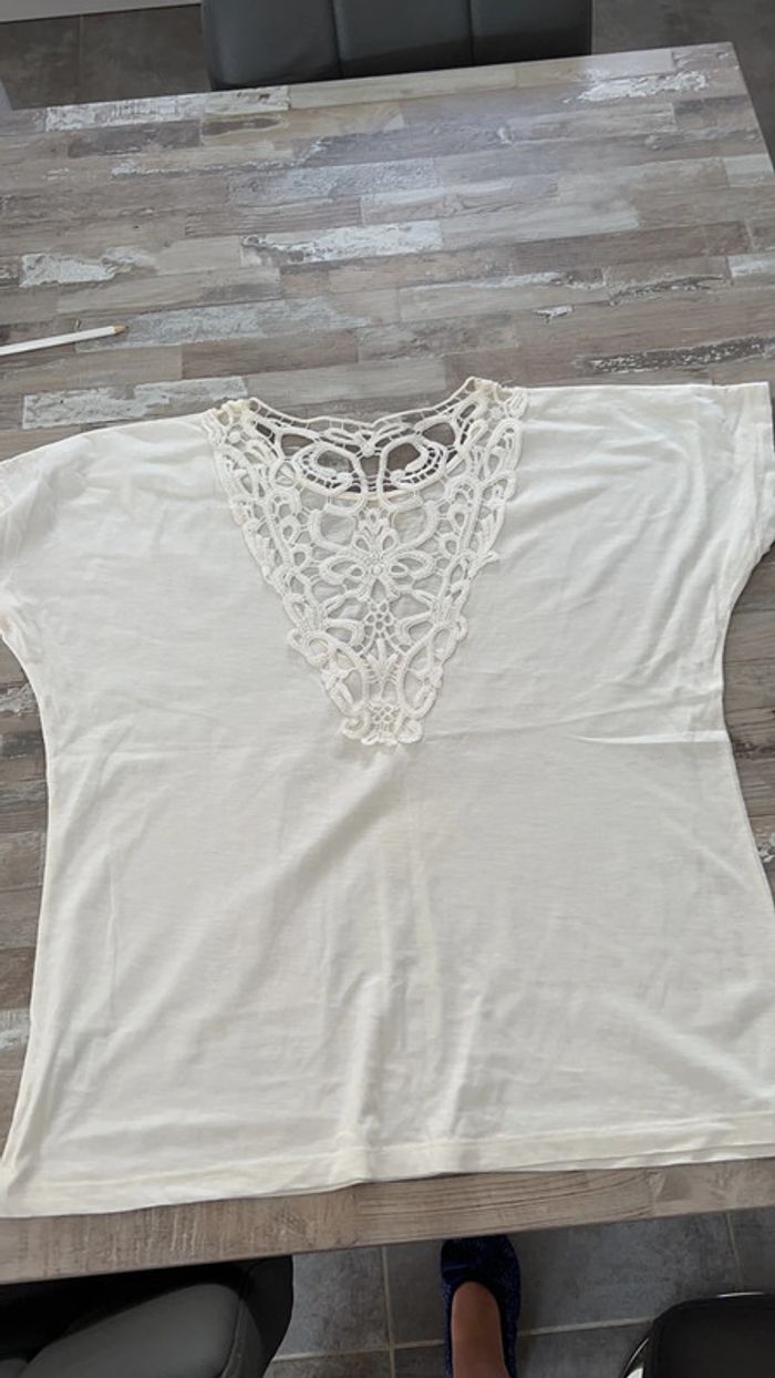 Tee-shirt blanche porte dentelle T46-48 - photo numéro 3