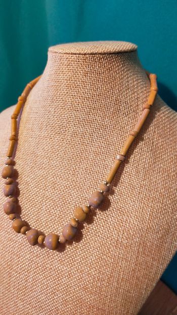 Collier vintage perles marbrées mauves & dorées – Collection Terres d’Ailleurs