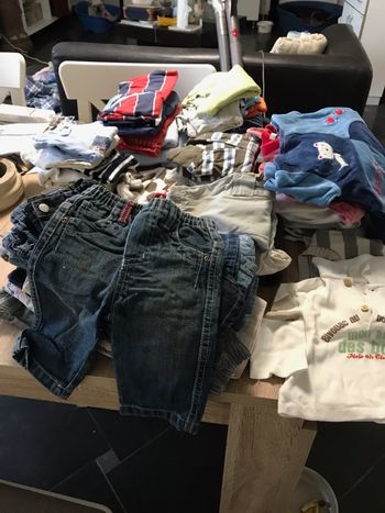 6 mois . Plus de 50 vêtement