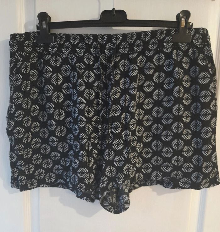 Short noir motifs blanc
