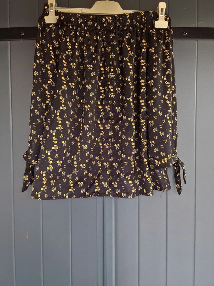 Blouse noir avec motif petites fleurs jaunes