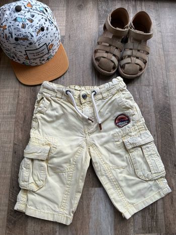 - Short Tape à l’œil     - 4 ans  - Très bon état, petite tache