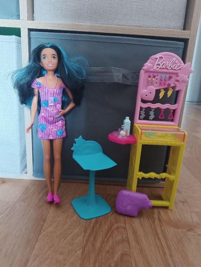 Barbie piercing oreilles