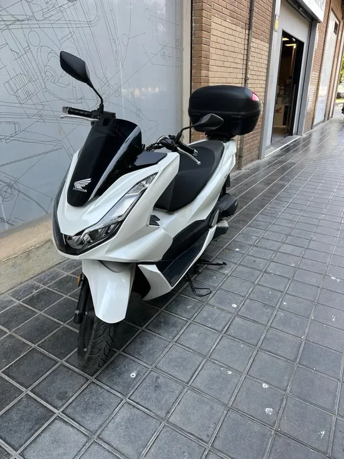Moto _Honda_ PCX_ 125_ cm³ . - photo numéro 2