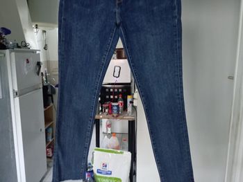 Jean Levi's très jolie couleur bleu. Taille 36.