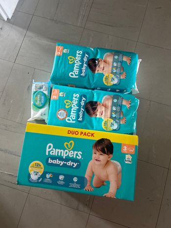 Lot couche Pampers taille 3
