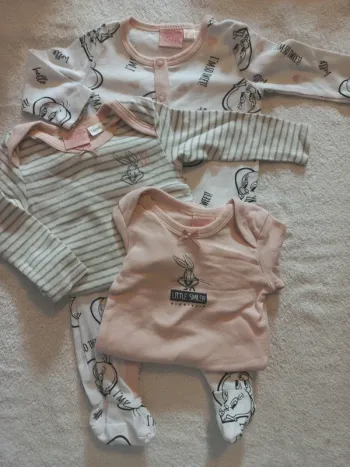 Lot pyjama/2 bodies Looney Tunes taille 2-4 mois