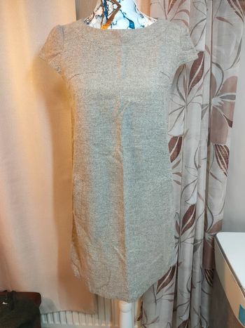 Robe sans manches beige chiné, détails asymétriques, style minimaliste chic