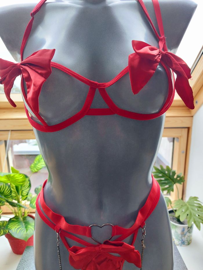 Ensemble 3 pièces composé d’un porte-jarretelles en strass - photo numéro 3