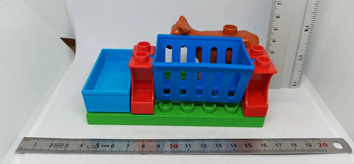 Vache marron sur plaque verte avec abreuvoir et râtelier lego duplo - photo numéro 3