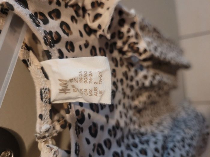 Robe H&M taille 18/24mois motif panthere - photo numéro 2