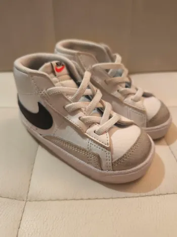 Baskets Nike taille 23,5