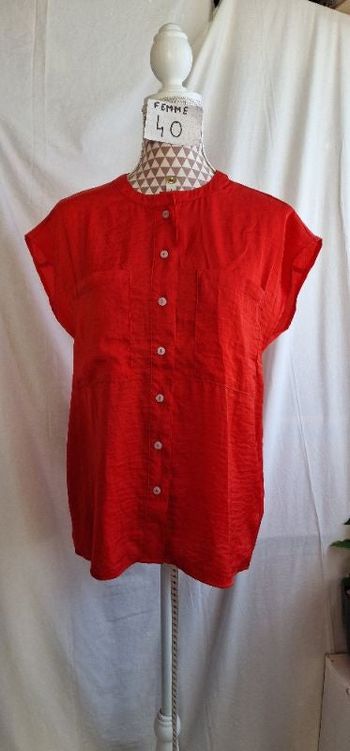 Blouse, rouge, en polyester, neuve juste lavé, longueur 61cm, largeur d'épaule 40cm