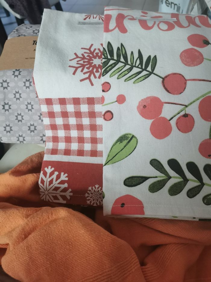Lot de 3 torchons de Noel neufs sympa