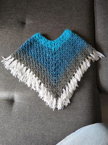 Poncho bébé en laine turquoise à gris