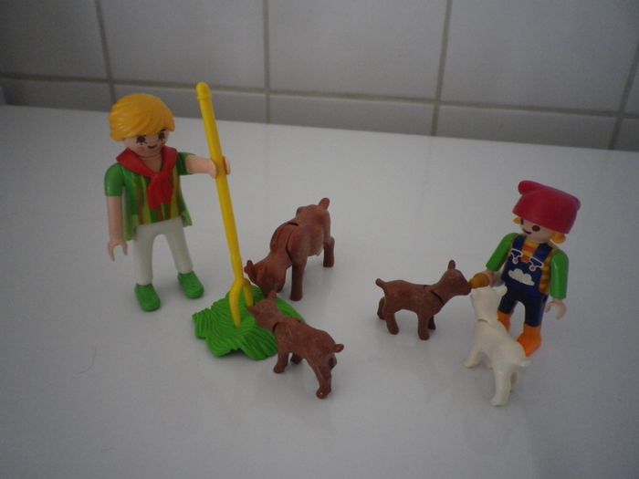 ENFANT AVEC CHEVRE ET SES PETITS