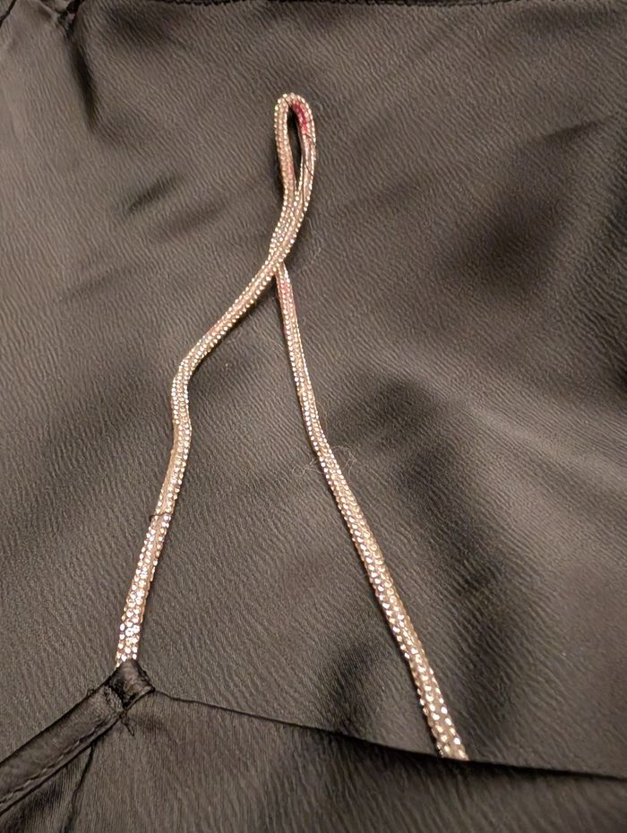 Robe de fête en satin noir avec bretelles strass - photo numéro 5