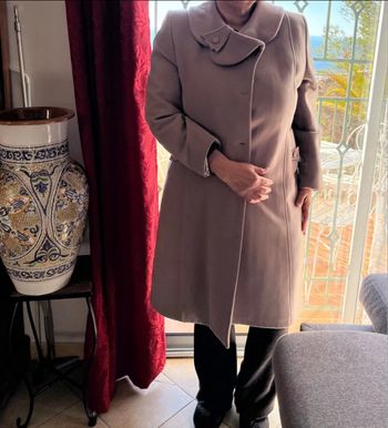 Magnifique manteau long couleur taupe, coupe classique et raffinée