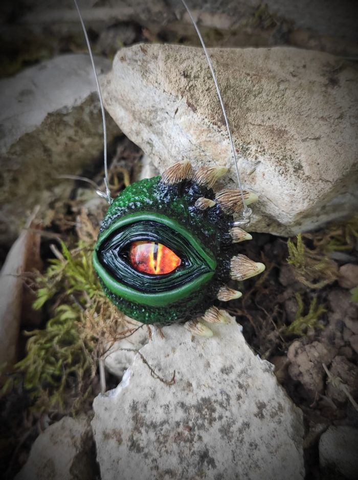 Collier oeil de dragon réaliste - photo numéro 4