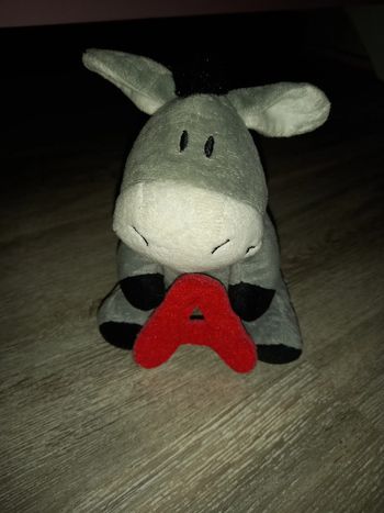 ane peluche qui tient la lettre A
