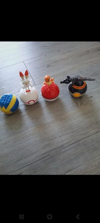 Lot 4 boules Pokemon